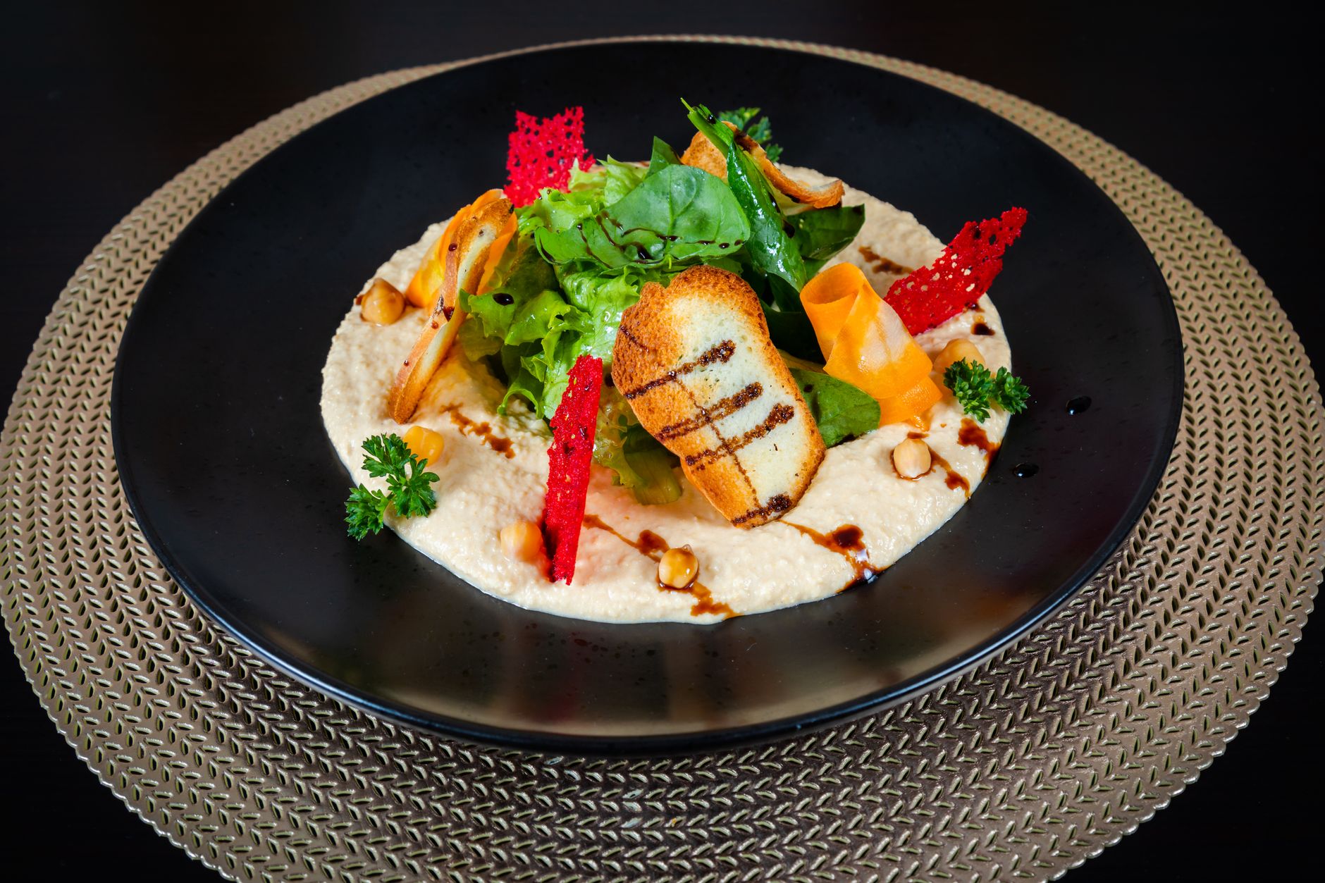 Tandoori chickpea salad served on a plate alongside naan bread