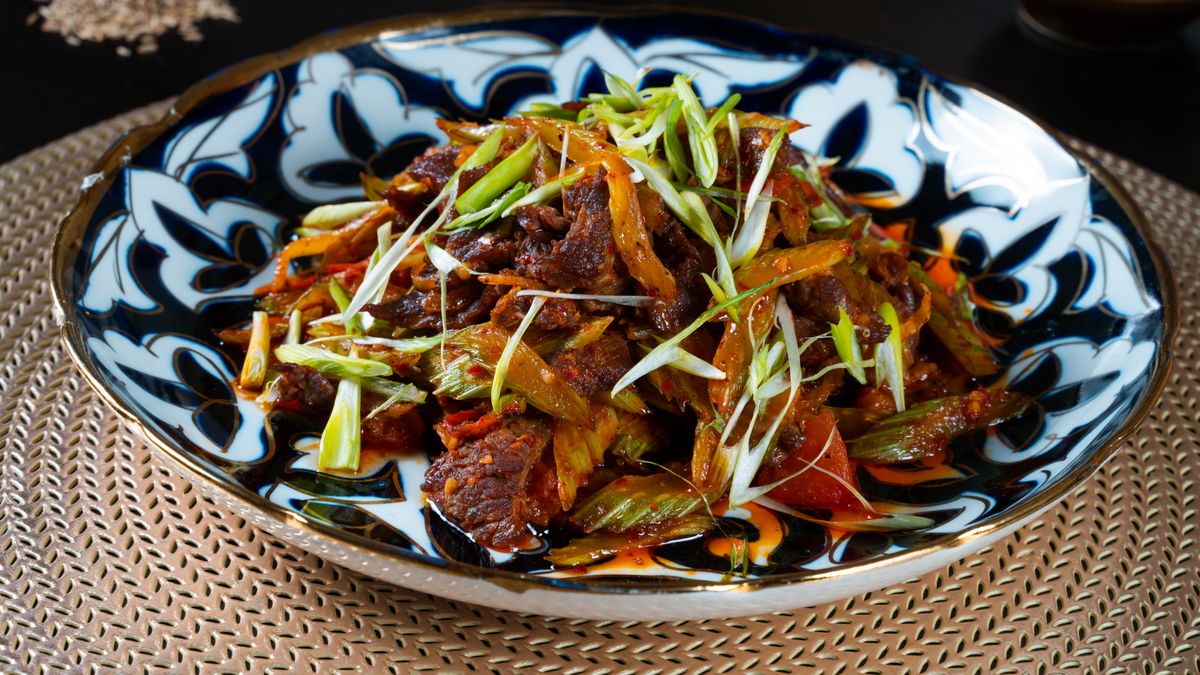 Stir-fried beef with green onion
