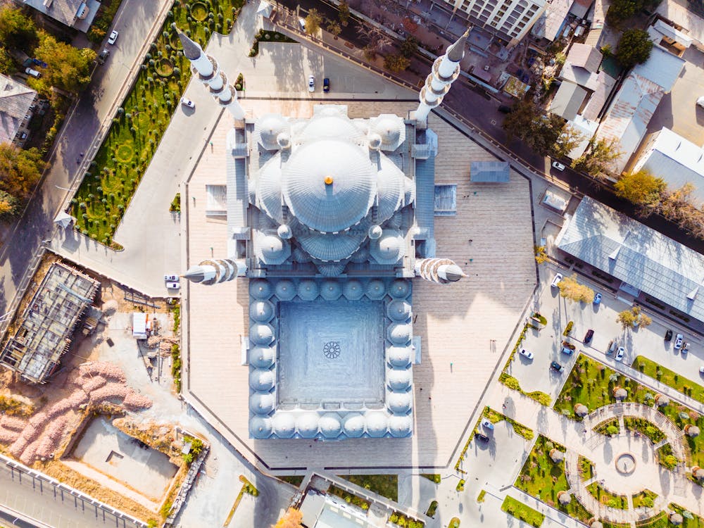 Free Aerial view of a mosque in a city Stock Photo