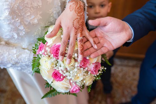 Základová fotografie zdarma na téma detail, držení za ruce, henna