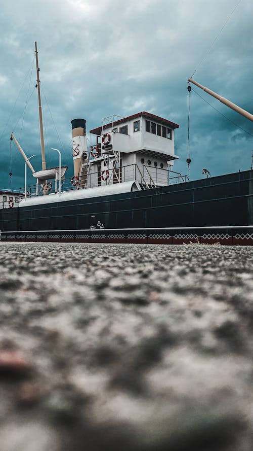 Photos gratuites de à quai, bateau, chaussée