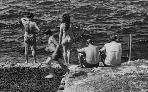 Darmowe zdjęcie z galerii z czarno-biały, ludzie, morze