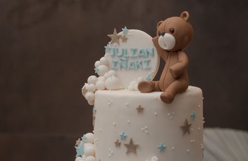 Free Cute teddy bear themed cake featuring personalized fondant topper, perfect for celebrations. Stock Photo