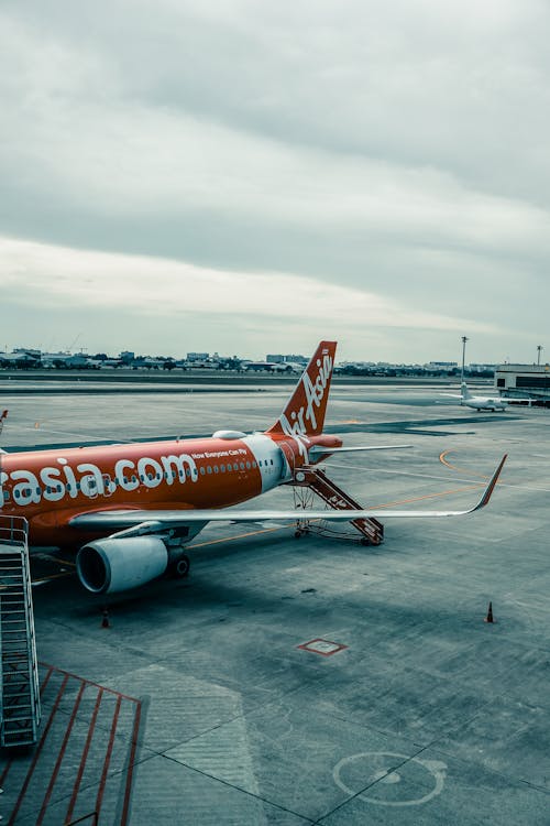 Foto profissional grátis de aeronáutica, aeroporto, avião comercial