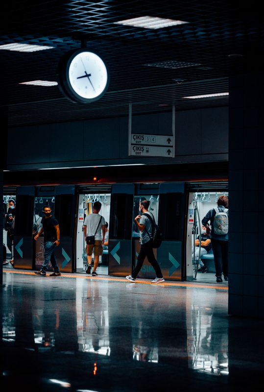 Metro trenine binen ve inen yolcular