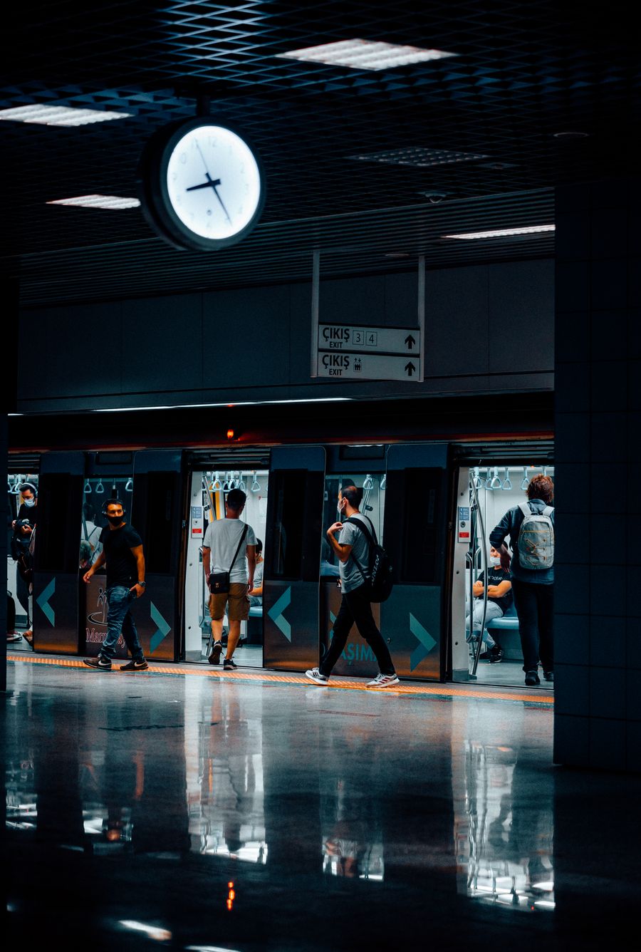 Metro trenine binen ve inen yolcular