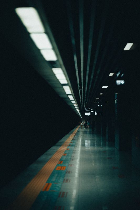 Perspektifte kaybolan boş bir metro peronu