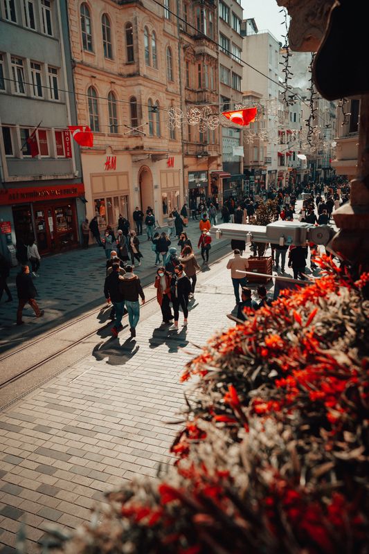 Eski binaların ve pazar tezgâhlarının olduğu kalabalık bir sokak