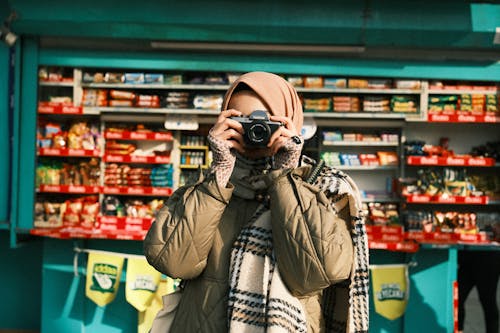 Gratis stockfoto met camera, foto nemen, hijab