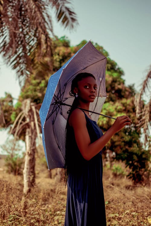 Základová fotografie zdarma na téma černoška, deštník, držení