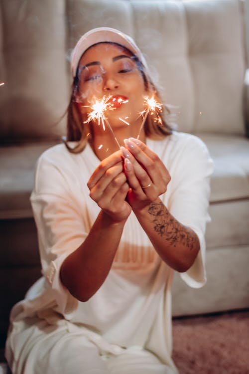 Photos gratuites de cierges magiques, étincelles, femme