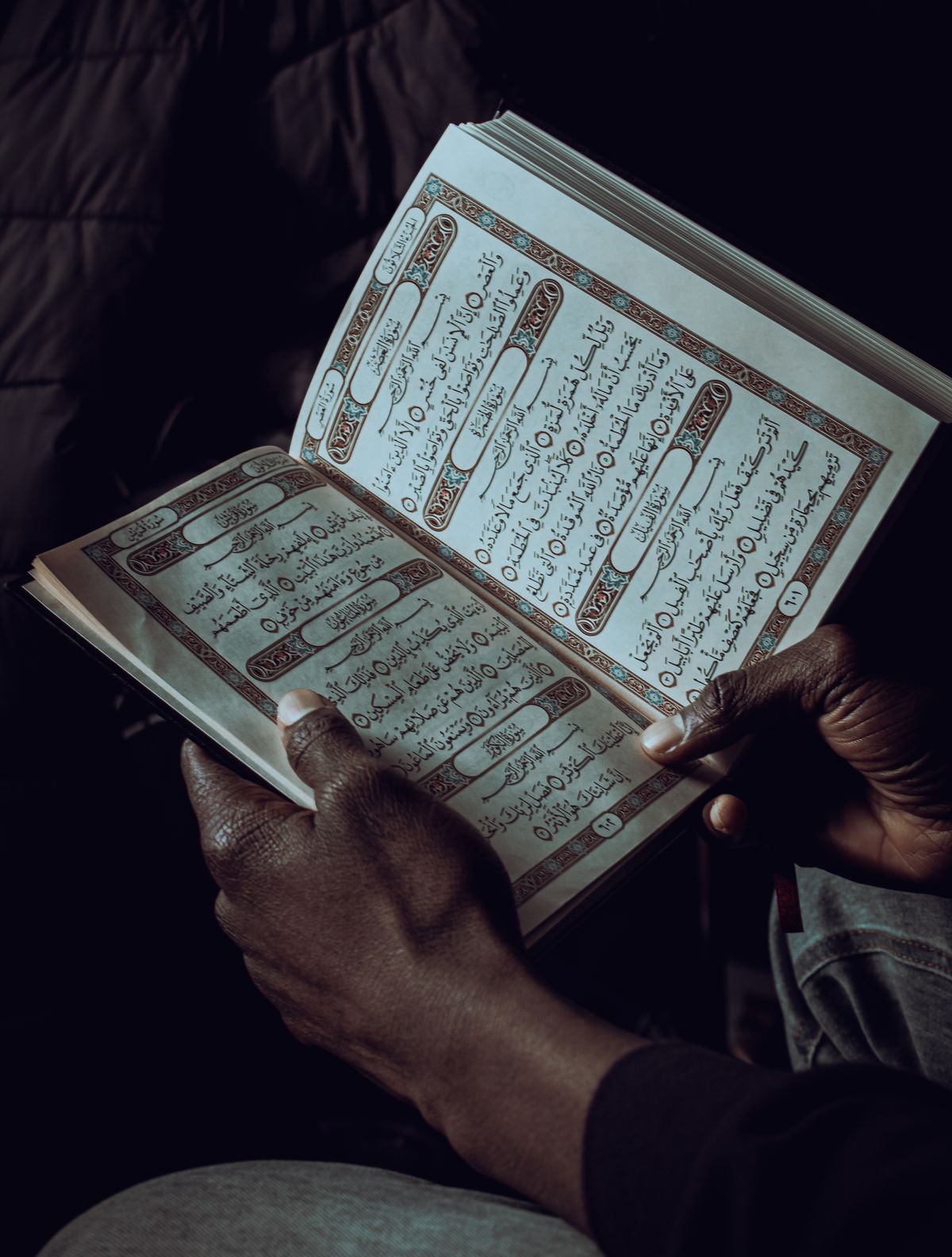 Lelaki dewasa membaca Al-Quran, merenung soal aqiqah yang belum ditunaikan