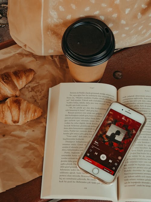 Foto d'estoc gratuïta de copa desbloqueable, croissants, llibre obert