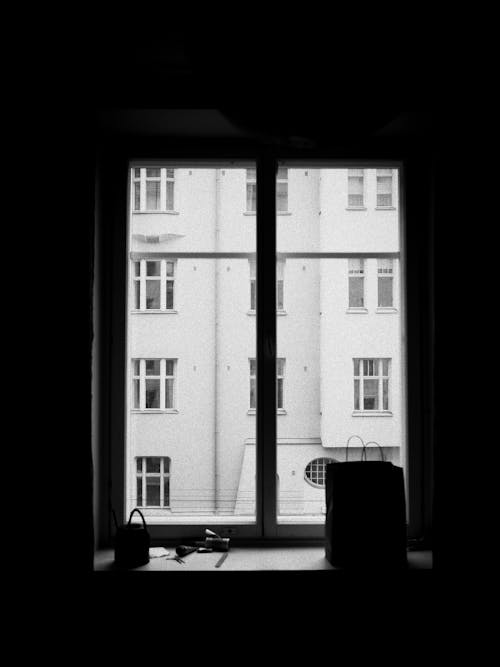 Základová fotografie zdarma na téma černobílý, místnost, okenní parapet