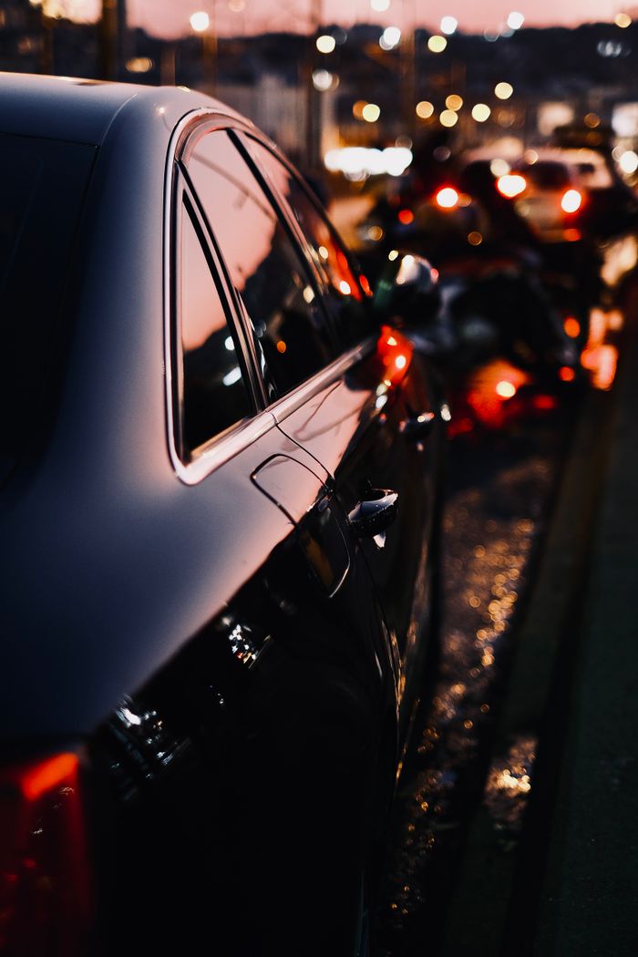 Voiture de luxe noire au crépuscule en ville