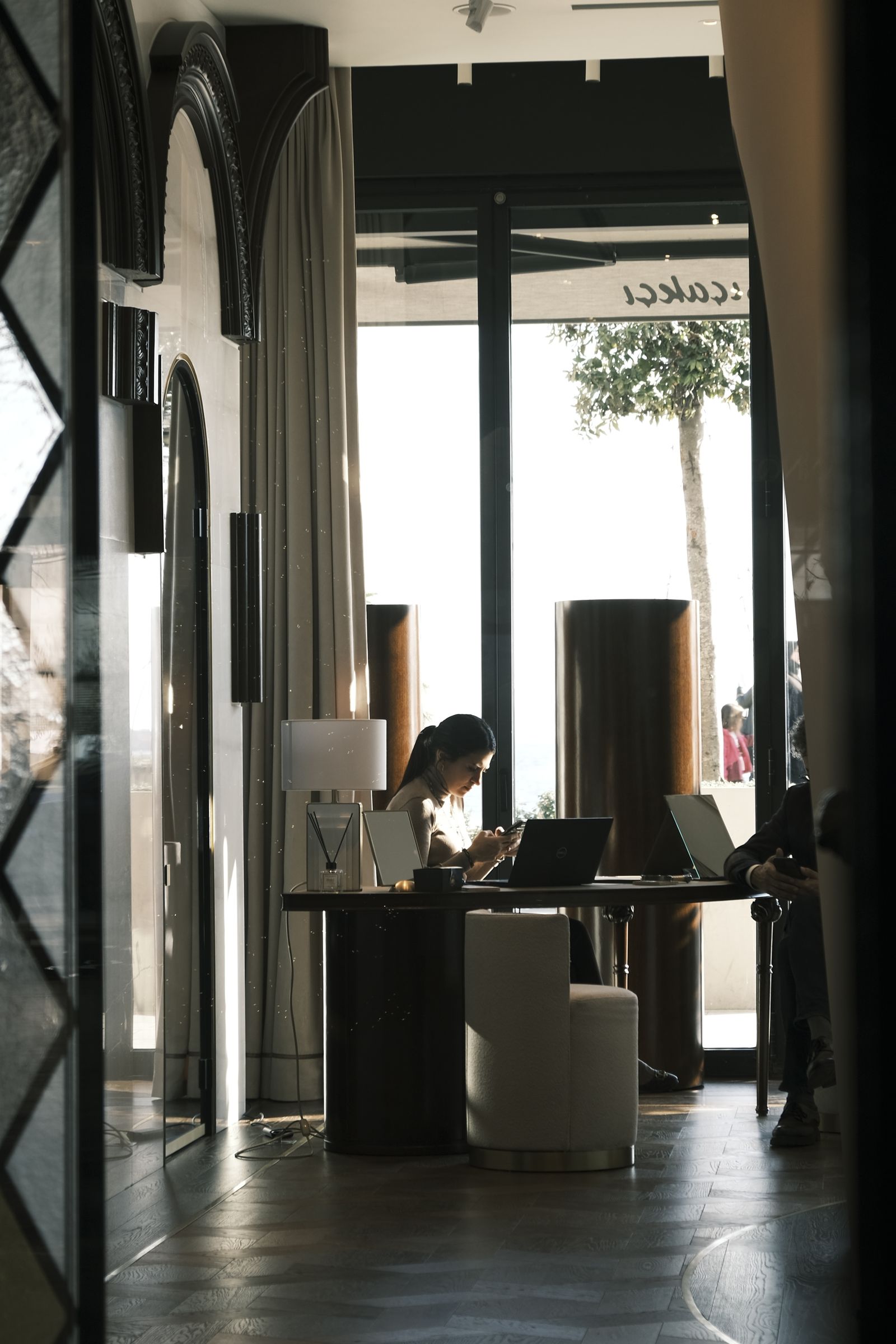 Profissional em ambiente executivo