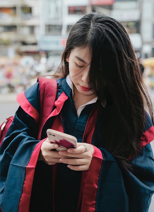 Základová fotografie zdarma na téma asijská holka, brunetka, chytrý telefon