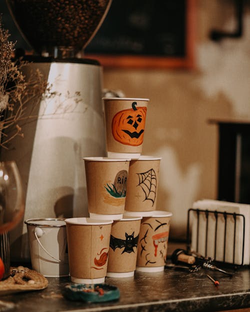 Fotos de stock gratuitas de arreglo, copas de papel, decoraciones de halloween