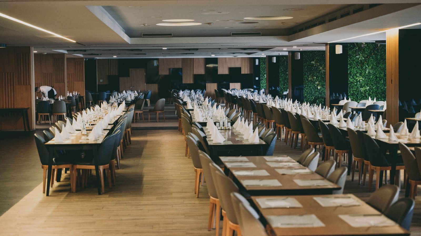 Przestronna sala hotelowej restauracji przygotowana do obsługi większego wydarzenia