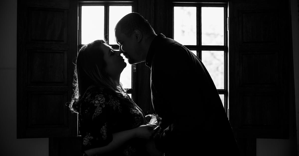 Puerpério e Ansiedade Pós-Parto: Sintomas, Ajuda Profissional e Recuperação couple discussing baby care, looking stressed - Puerpério e Ansiedade Pós-Parto