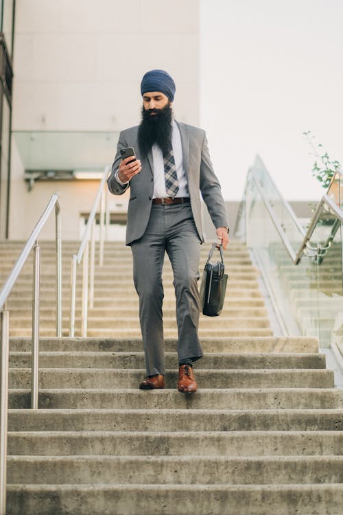 Foto profissional grátis de barba, bolsa, degraus