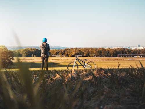 Person, Die Nahe Fahrrad Steht