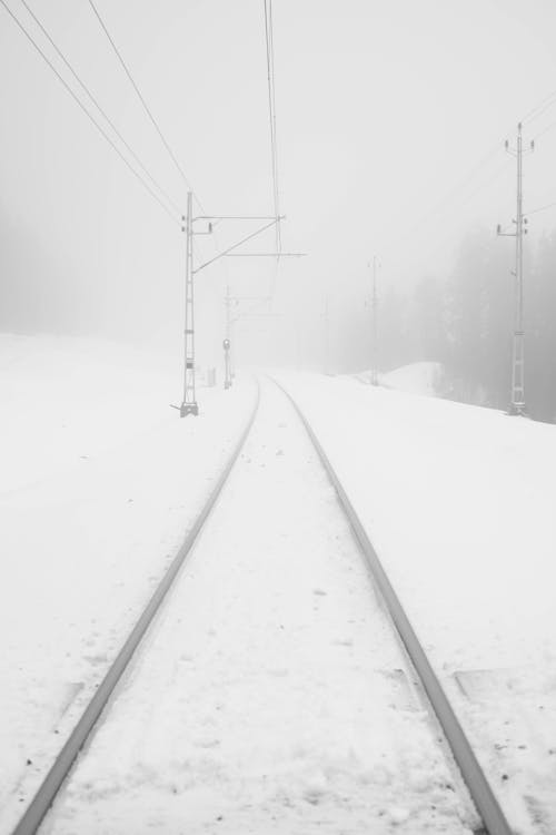 Foto profissional grátis de com frio, estrada de ferro, faixas