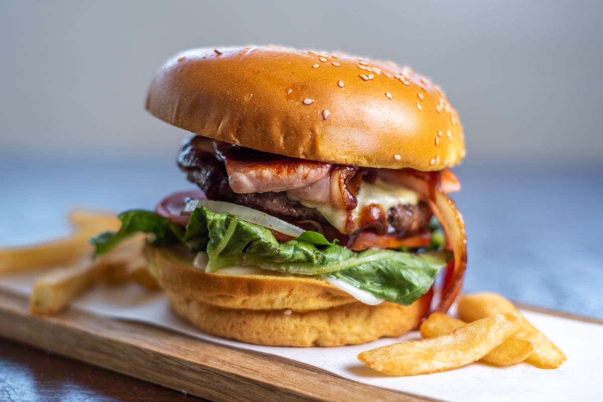 Hamburguesa gourmet con ingredientes frescos