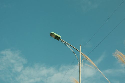 dar açılı çekim, Mavi gökyüzü, sokak lambası içeren Ücretsiz stok fotoğraf