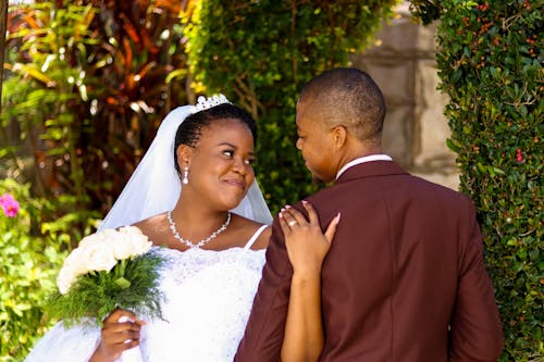 Kostnadsfri bild av afrikansk amerikan kvinna, blombukett, bröllopsfotografi