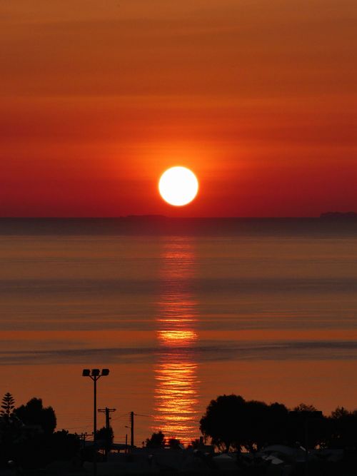 Free Captivating sunset over Fira, Greece with rich colors reflecting on the Aegean Sea, creating a tranquil scene. Stock Photo