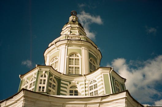 一座精美的巴洛克式建筑圆顶，在充满活力的蓝天和云层的映衬下格外醒目