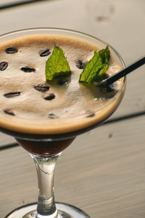 Fotobanka s bezplatnými fotkami na tému alkohol, espresso martini, kávové zrná