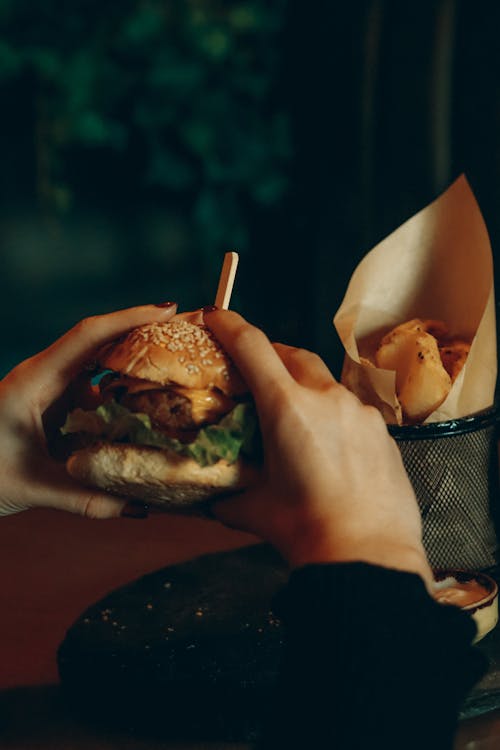 Darmowe zdjęcie z galerii z hamburger, jedzenie, pionowy strzał