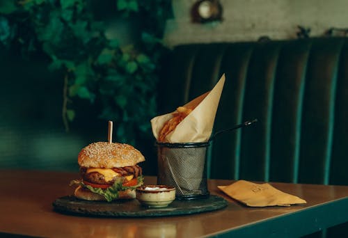 Ilmainen kuvapankkikuva tunnisteilla burgeri, dippaus, lautasliina