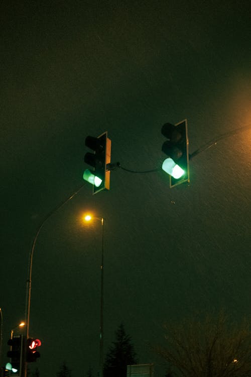 Photos gratuites de ciel de nuit, contre-plongée, feu de signalisation