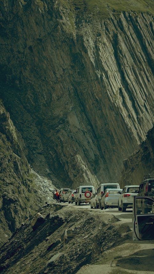 Foto d'estoc gratuïta de carretera de muntanya, cotxes, tir vertical
