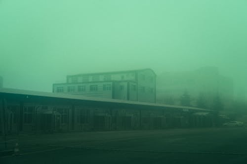 大雾天, 废弃的房子, 廢棄的建築 的 免费素材图片