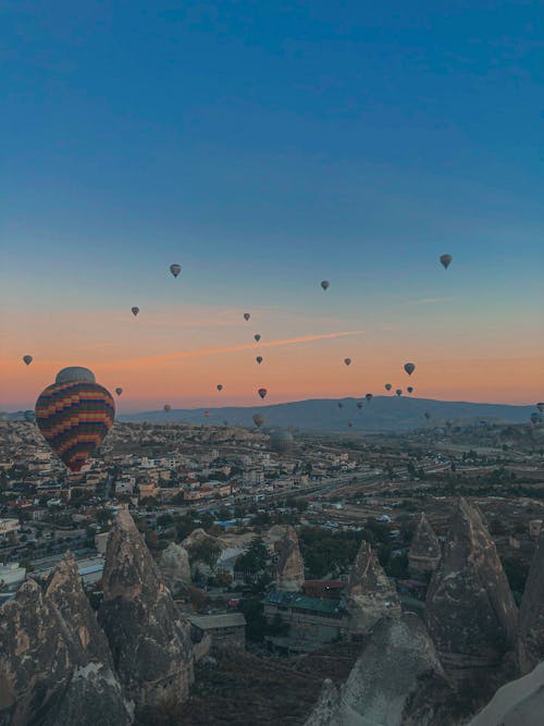 Darmowe zdjęcie z galerii z balony na gorące powietrze, formacja skalna, krajobraz