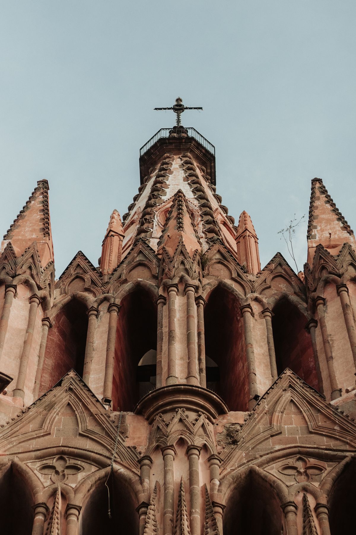 Vertical shot of the iconic church facade in San Miguel de Allende, showcasing intricate Gothic architecture.