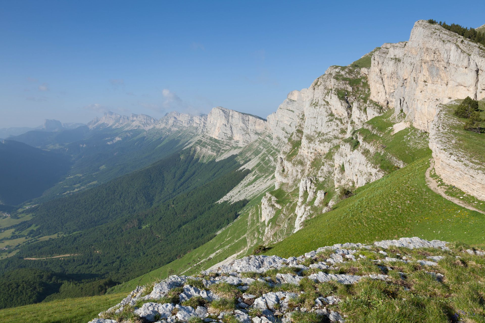 Crête de montagne sous un ciel bleu à Villard-de-Lans