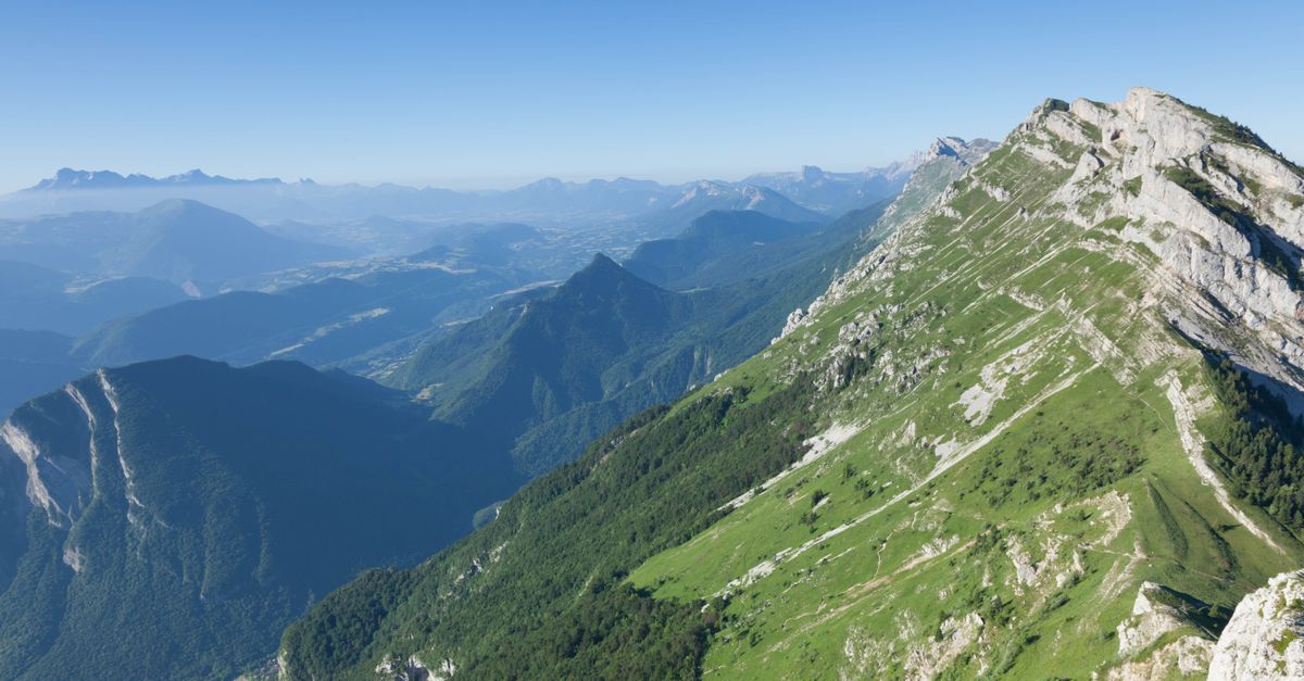 Mountine Ridge View of a Mountain Ridge · Free Stock Photo