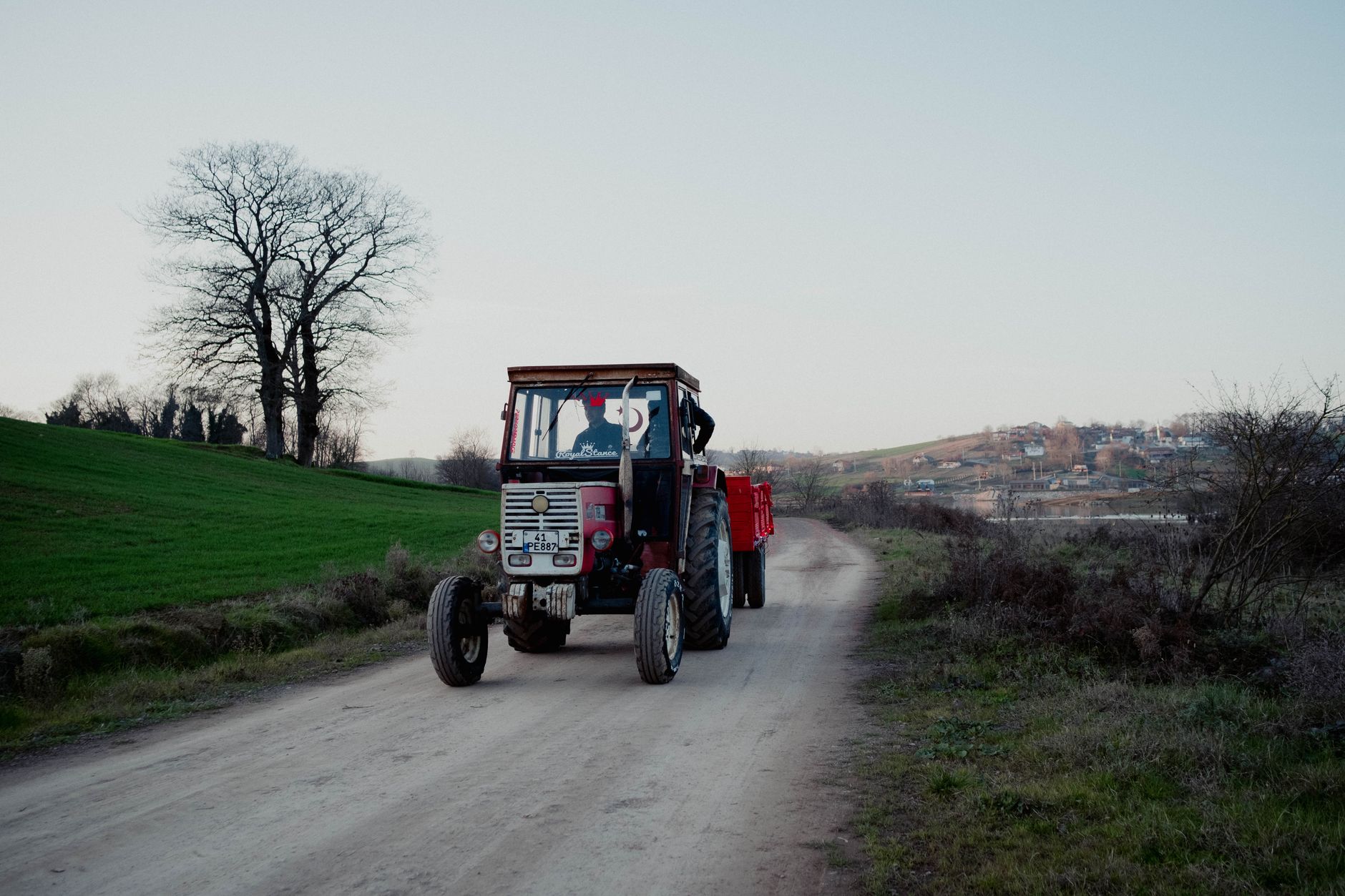Șofer beat și fără permis din Satchinez, județul Timiș, lovește patru mașini parcate cu un tractor la Timișoara