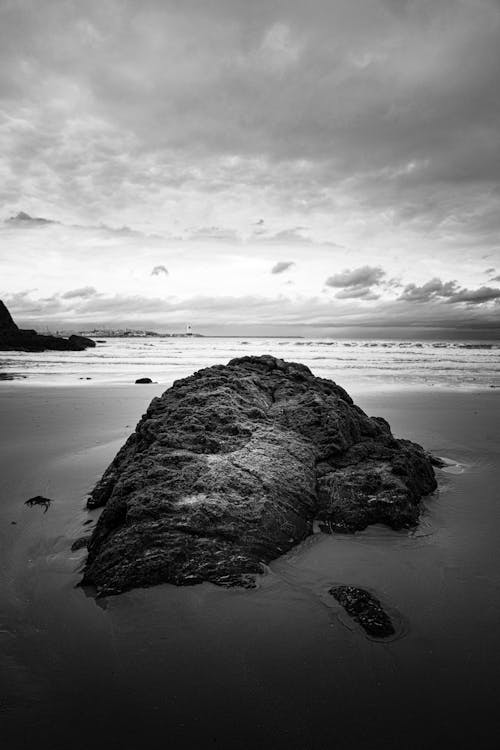 Darmowe zdjęcie z galerii z czarno-biały, kamienie, plaże