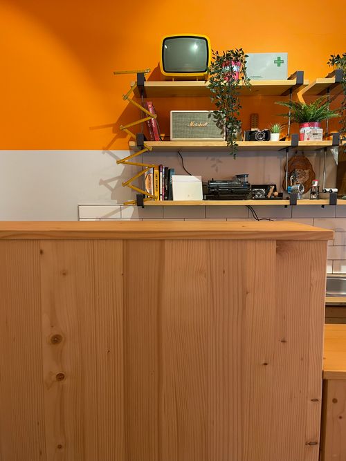 Free A cozy interior scene featuring a retro TV, wooden counter, and modern decor accents. Stock Photo
