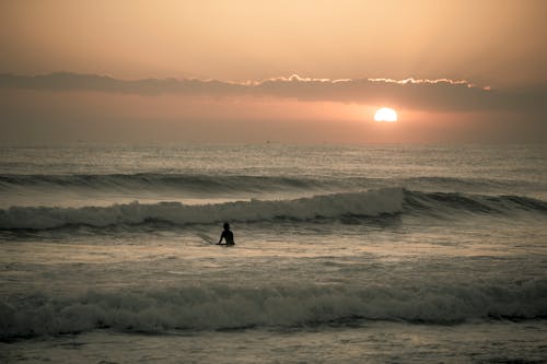 Gratis lagerfoto af bølger, kvinde, morgengry Lagerfoto