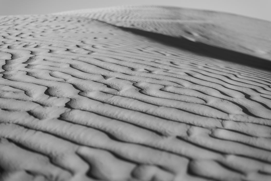 Бесплатное стоковое фото с монохромный, оттенки серого, песчаные дюны