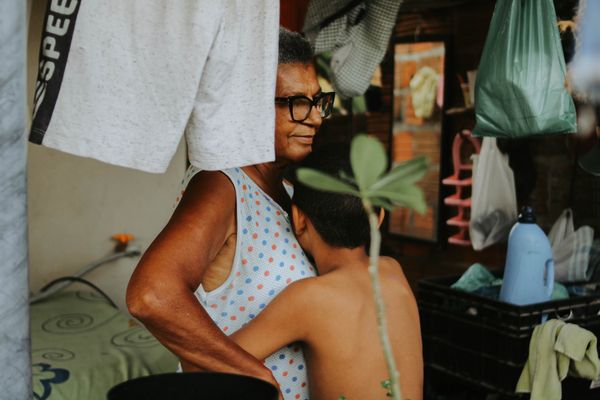 Avó e neto em casa