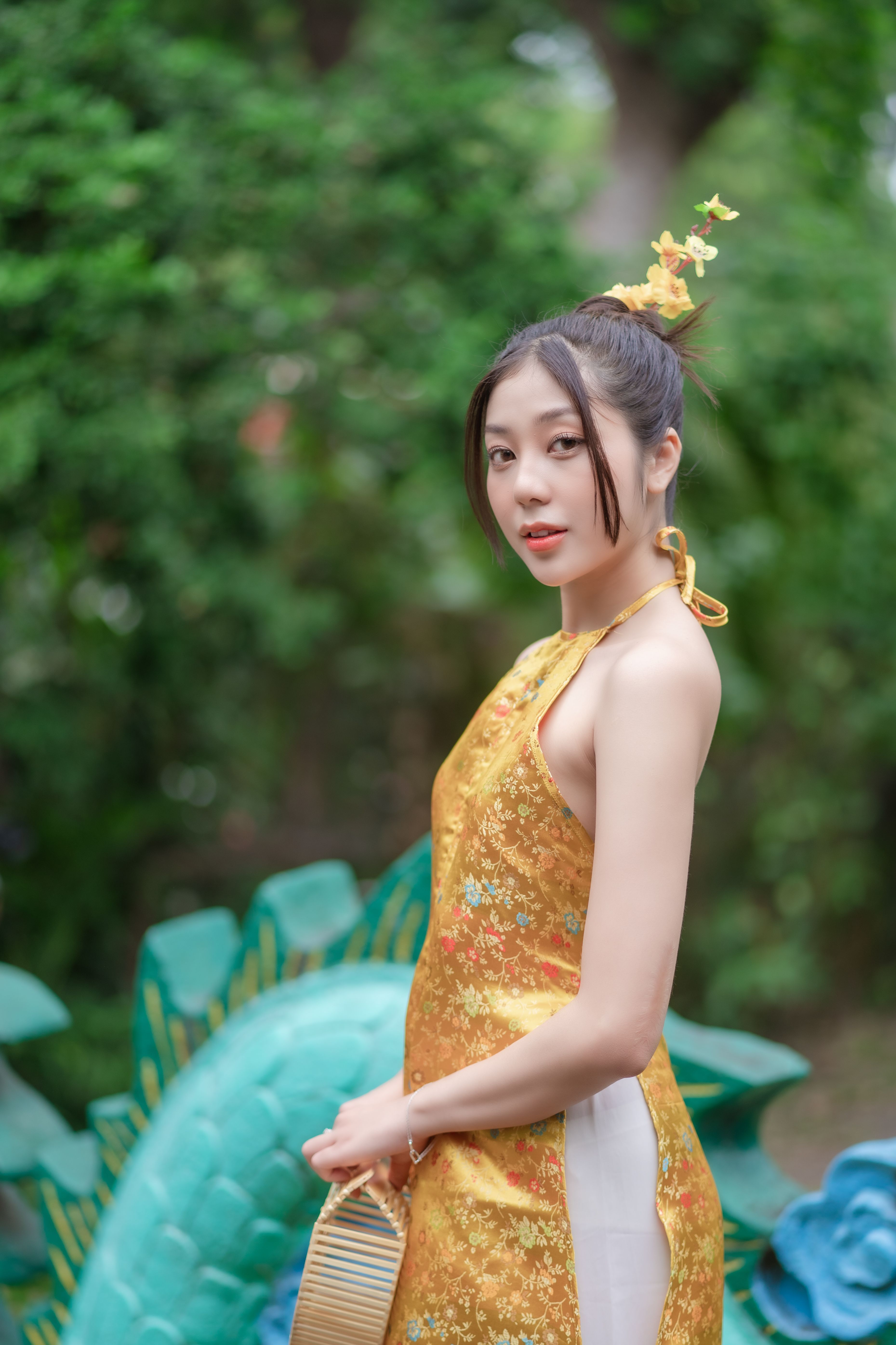 Beautiful Girl Wearing Gold Traditional Dress Photos Gallery Photos Vips