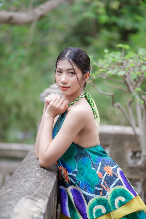 Gratis lagerfoto af asiatisk kvinde, beton gelænder, blå kjole